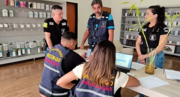 Procon e Decon autuam loja de celulares na capital